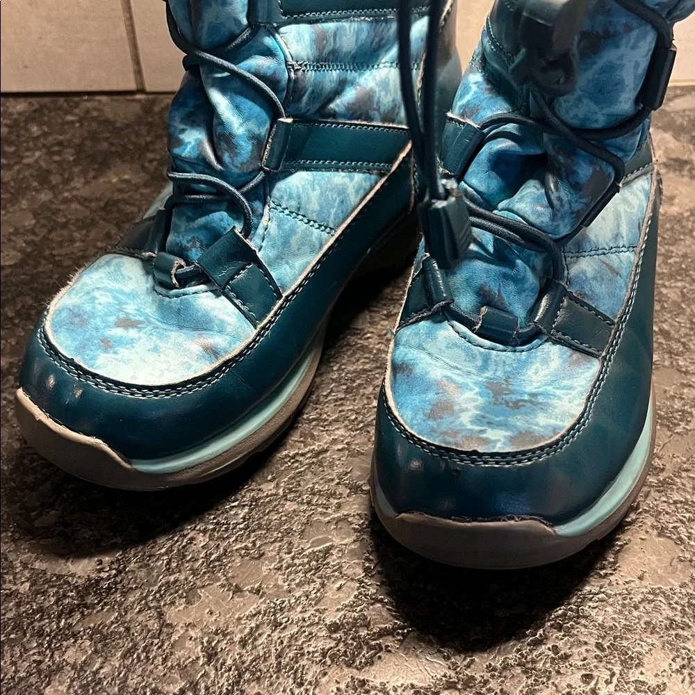 Size 2 Girls Lands End Winter snow boot. Stylish